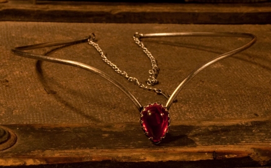 LAZELL HISTORIC Tiara Tropfen der Simplizitt - Farbe: rot