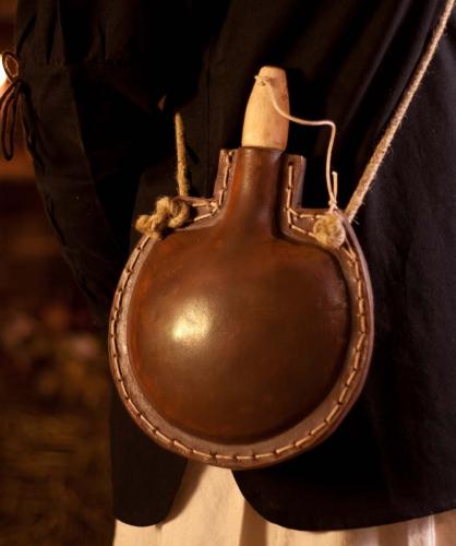 TIMESELLER Feldflasche aus Leder rund