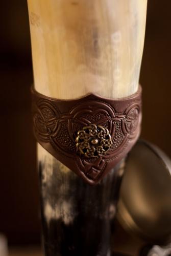 PERA PERIS Trinkhorn mit Lederhalter keltisch ca 300ml - Farbe: schwarz