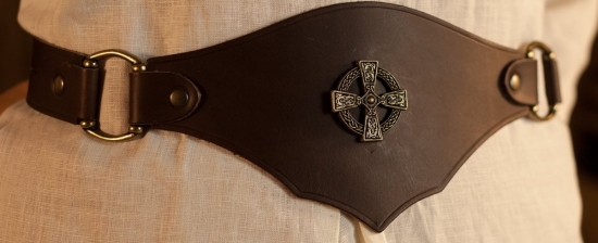 PERA PERIS Miedergrtel mit keltischem Zierniete - Farbe: dunkelbraun