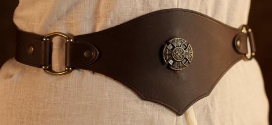 PERA PERIS Miedergrtel mit keltischem Kreuz - Farbe: dunkelbraun