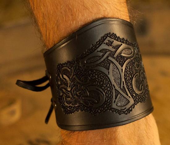 PERA PERIS Armschtzer kurz mit Prgung Thor - Farbe: dunkelbraun