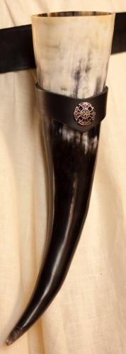 PERA PERIS Trinkhorn mit Halter Keltenkreuz ca. 300ml - Farbe: schwarz