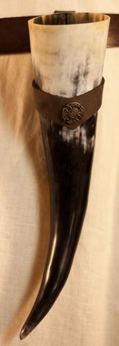 PERA PERIS Trinkhorn mit Halter Keltenkreuz ca. 300ml - Farbe: dunkelbraun