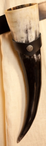 PERA PERIS Trinkhorn mit Halter Runen ca. 300ml