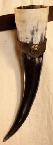 PERA PERIS Trinkhorn mit Halter Triskele ca. 300ml