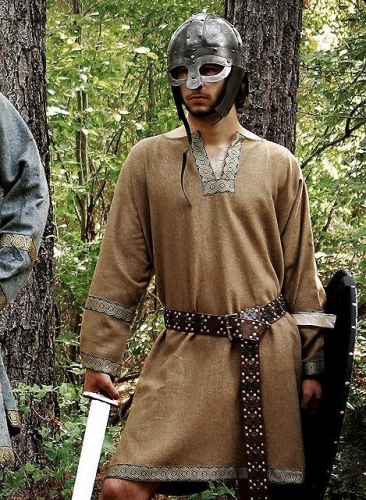 SUPREME REPLICAS Hellbraune Wolltunika - Gre: XXL