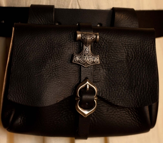 ERZFEINDCOM Schwarze mittelalterliche Ledertasche Thors Hammer