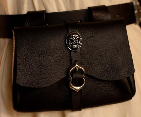 ERZFEINDCOM Schwarze mittelalterliche Ledertasche Totenkopf