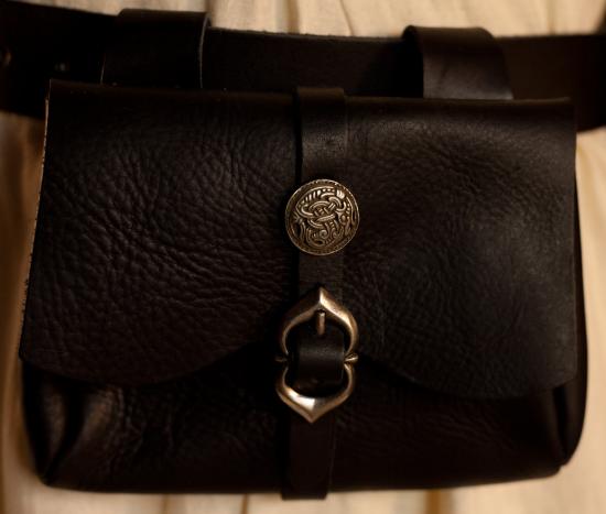 ERZFEINDCOM Schwarze Ledertasche Wikingergreif