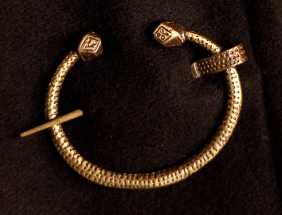 PERA PERIS Wikinger-Fibel Polygon