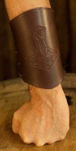 PERA PERIS Armschtzer lang mit Prgung Thor - Farbe: dunkelbraun