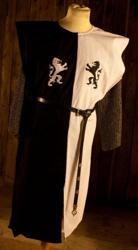 IMEX-MODEN Wappenrock mit Stickerei Lwen - Gre: Einheitsgre - Farbe: schwarz/wei