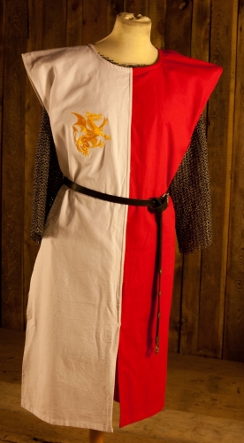 IMEX-MODEN Wappenrock mit Stickerei Goldener Lwe - Gre: Einheitsgre - Farbe: rot/wei