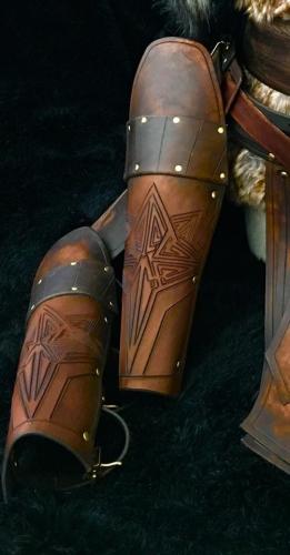 BLACK RAVEN ARMOURY LARP Beinschienen Schildmaid - Farbe: saddle tan