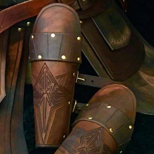 BLACK RAVEN ARMOURY LARP Armschienen Schildmaid - Farbe: saddle tan