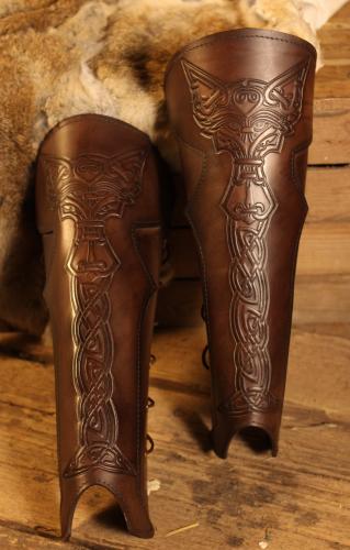 BLACK RAVEN ARMOURY LARP Beinschienen Vendel - Gre: S/M - Farbe: rot