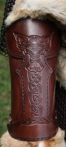 BLACK RAVEN ARMOURY LARP Armschienen Vendel - Gre: S/M - Farbe: saddle tan