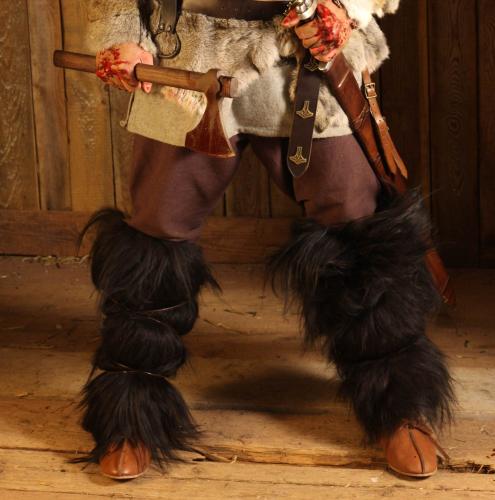 LARP FASHION CAPES LARP Beinschienen mit Fell