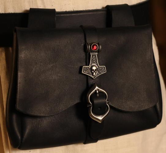 ERZFEINDCOM Schwarze Ledertasche Thors Hammer mit Totenkopf