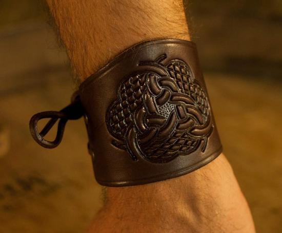 PERA PERIS Armsch�tzer kurz mit keltischer Pr�gung - Farbe: dunkelbraun