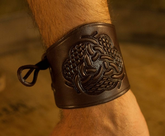 PERA PERIS Armschtzer kurz mit keltischer Prgung - Farbe: schwarz