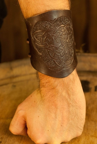 PERA PERIS Armsch�tzer mittel mit keltischer Pr�gung - Farbe: dunkelbraun