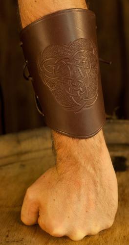 PERA PERIS Armsch�tzer lang mit keltischer Pr�gung - Farbe: schwarz