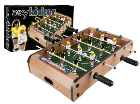 Sexy Tischkicker mit sen Mdels und gutem Blick au die Brste